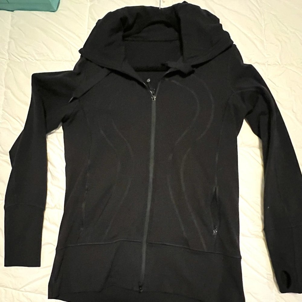 Lululemon - Hooded High collar with zipper Fitted Thumb hole.